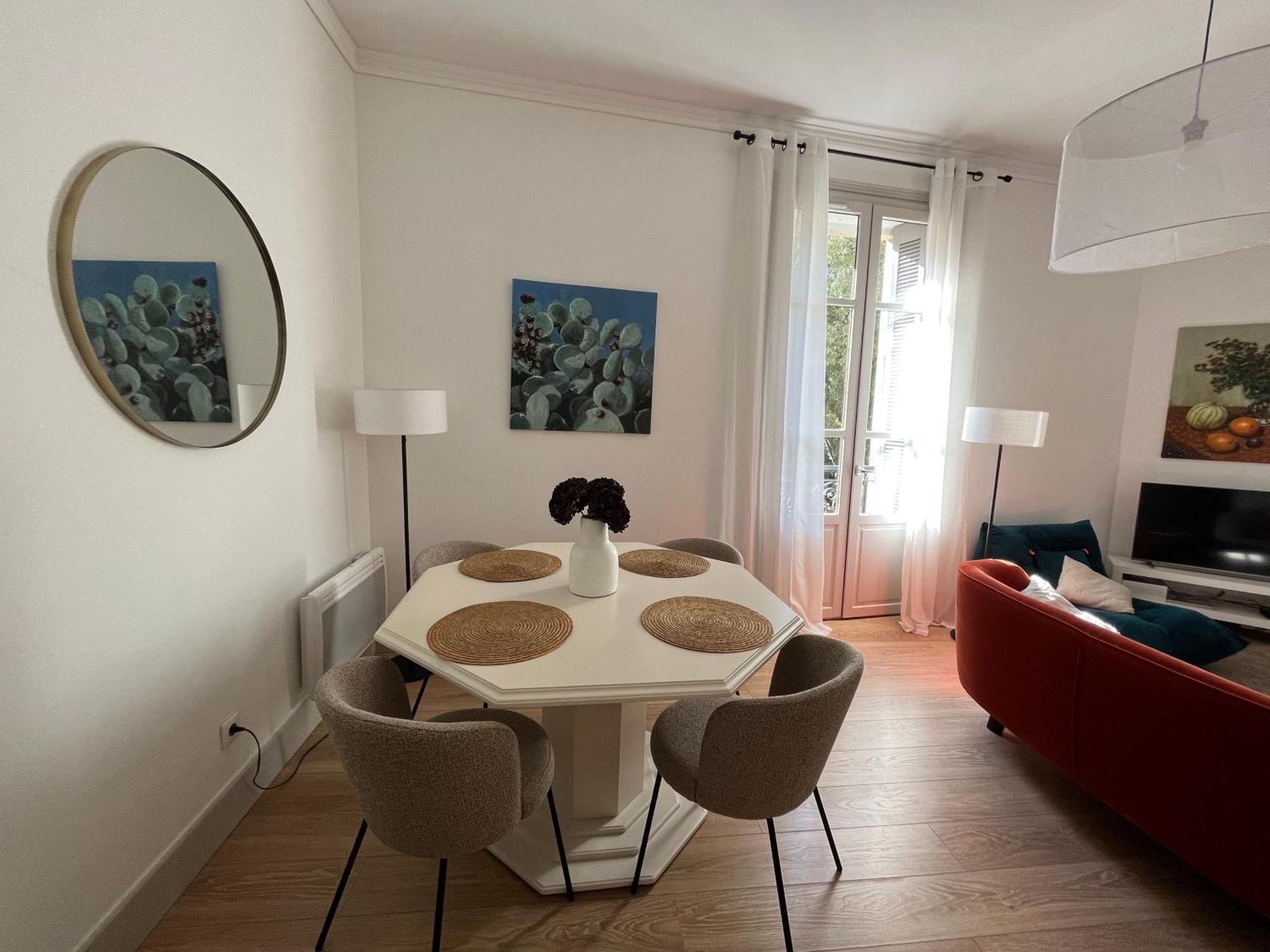Nimes , Appartement Renove Dans Immeuble Classe. Экстерьер фото