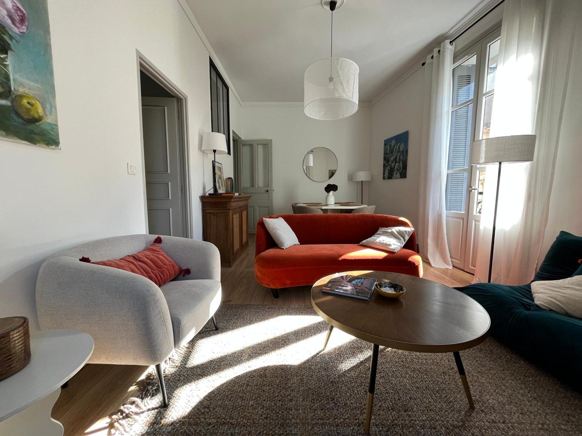 Nimes , Appartement Renove Dans Immeuble Classe. Экстерьер фото