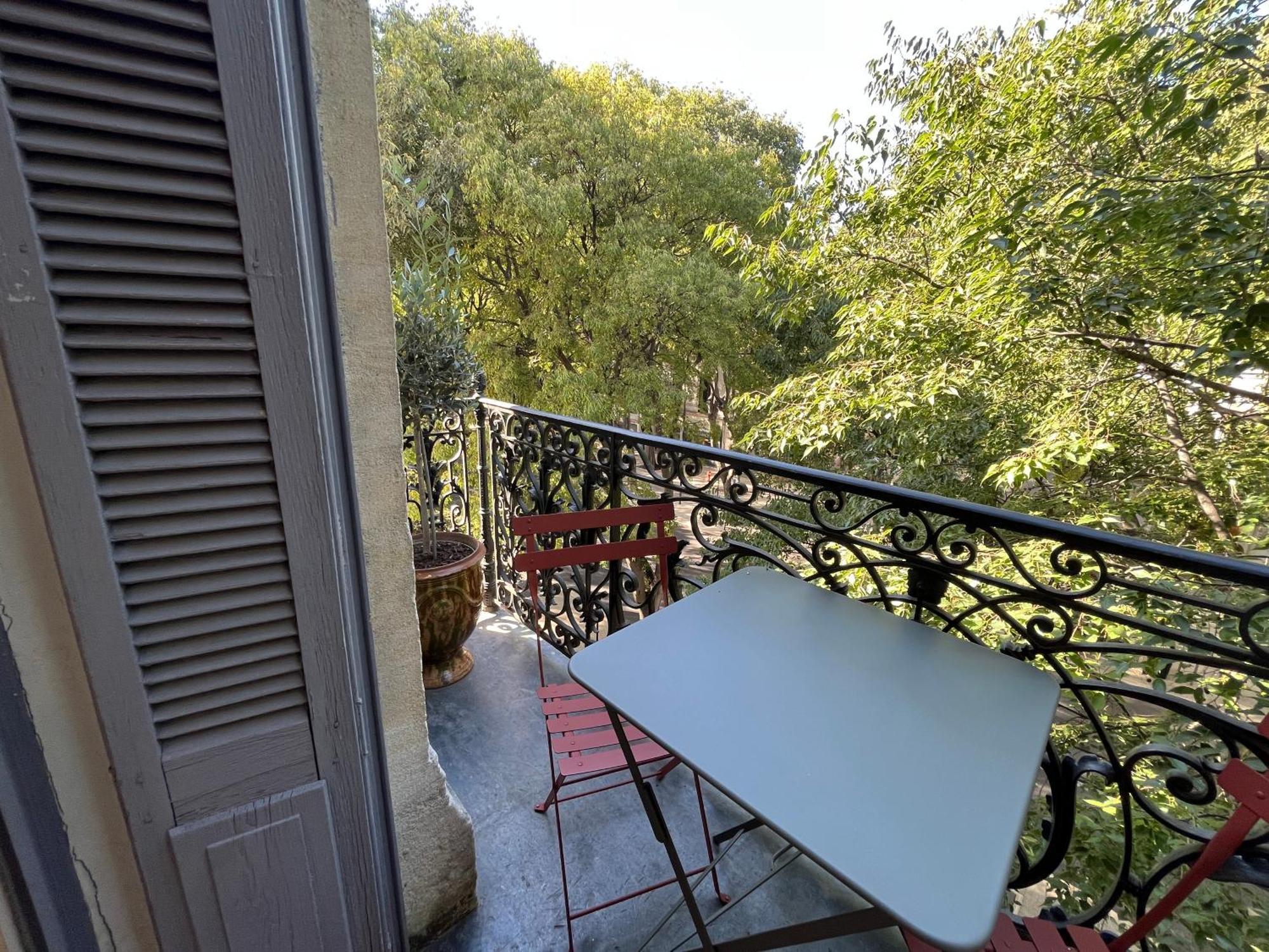 Nimes , Appartement Renove Dans Immeuble Classe. Экстерьер фото
