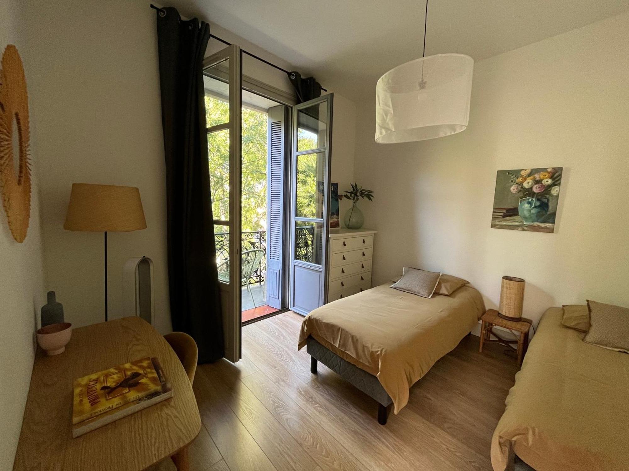 Nimes , Appartement Renove Dans Immeuble Classe. Экстерьер фото